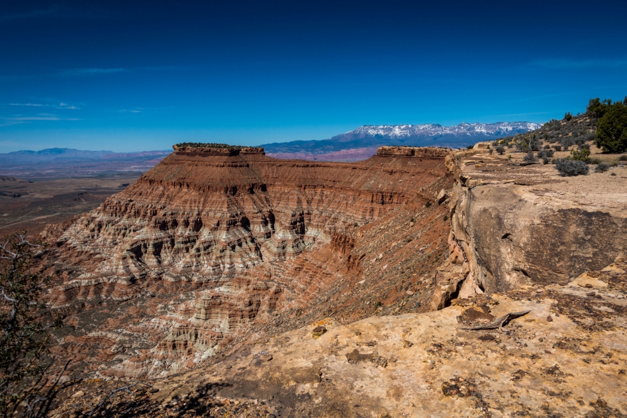 Gooseberry-Mesa---End-of-Gooseberry-Mesa-and-Pine-Top-Mountains-in-the-distance.jpg