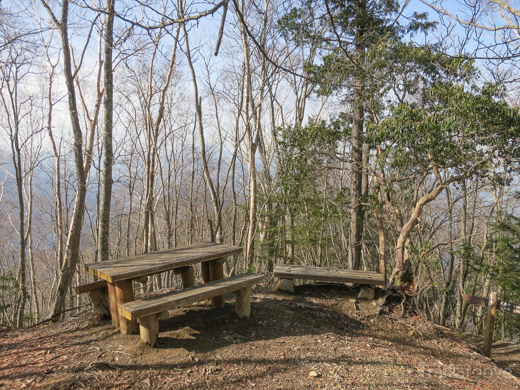 As you approach the summit of Mt. Kirimogamine there’s a nice place you can stop for some refreshment – provided the weather is nice